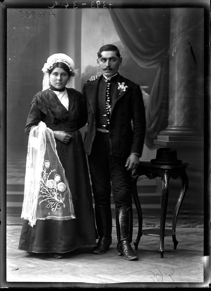 Menyasszony és vőlegény, Kecskemét, üvegnegatív, 13x18 cm, Fanto Bernát, 1910-es évek második fele (?), Néprajzi Múzeum, F 46995