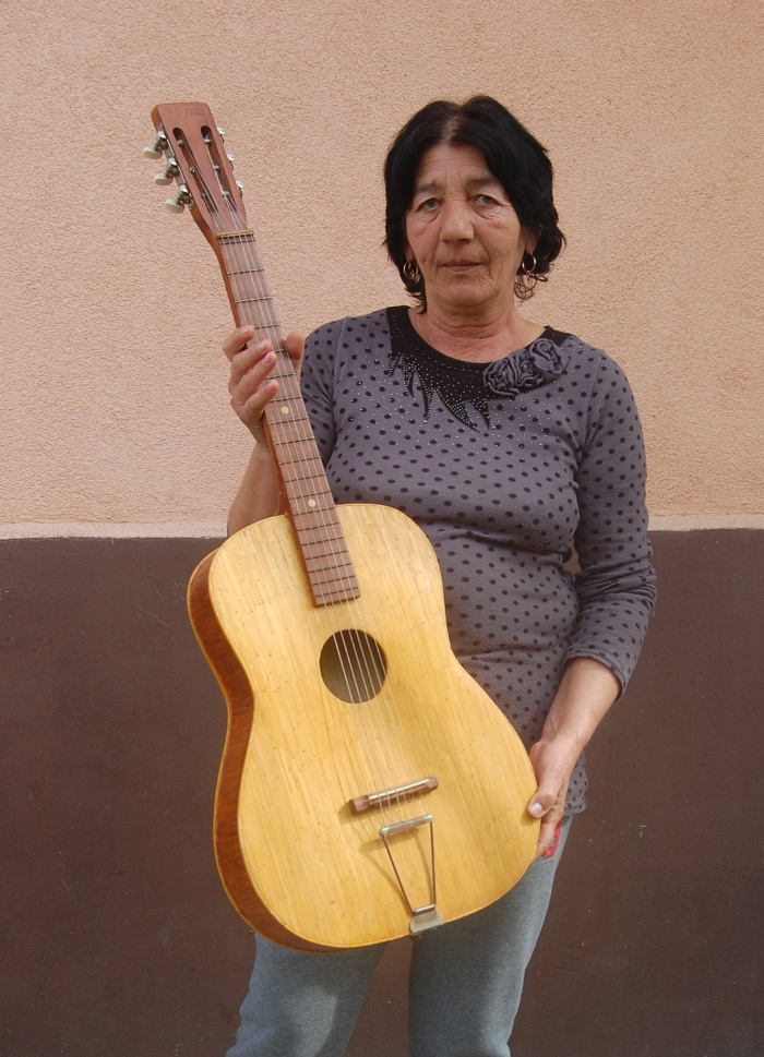 Gagyi Kálmánné Siroki Mária Julianna, Lajos fia által készített gyufaszál gitárral 2017 áprilisában (SZUHAY PÉTER FELVÉTELE)