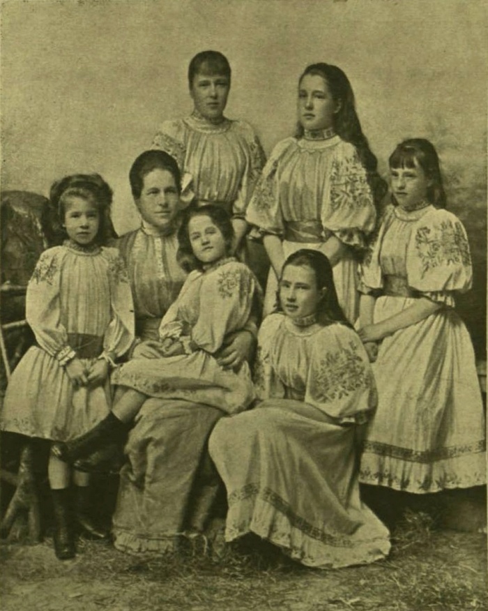 Izabella főhercegasszony kislányaival, természetesen cifferi hímzett ruhákban, reprodukció a Vasárnapi Ujság 1898. április 3. számából