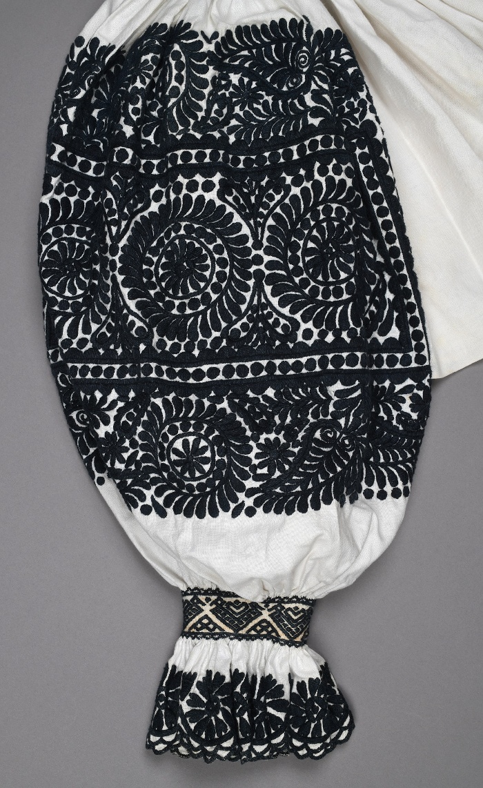 The blouse’s embroidered sleeve, Ciffer, 1895-1915, Museum of Ethnography inv. no. 74.107.4