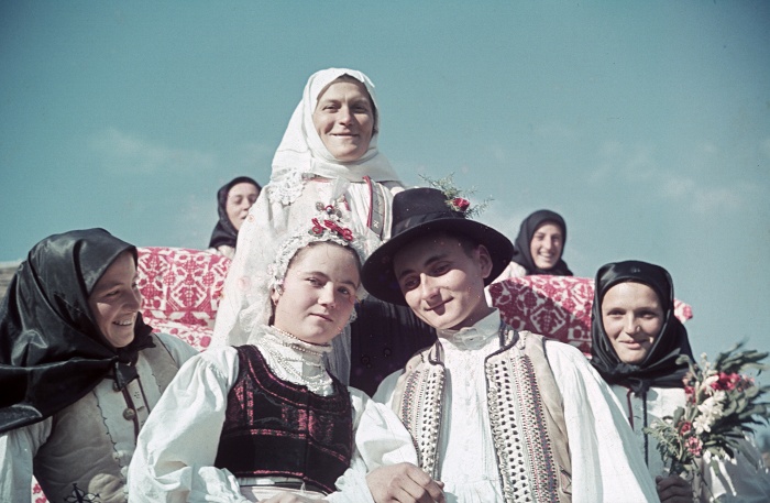 Menyasszony és vőlegény a nyoszolyóasszonyokkal. Fotó: Erdődi Mihály, 1941, Gyergyótekerőpatak, színes diapozitív, Néprajzi Múzeum; D 916