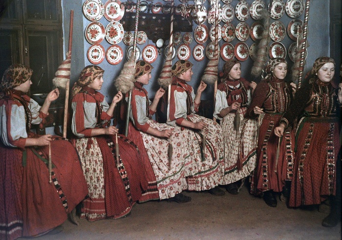Fiatal lányok a fonóházban. Fotó: Györffy István, 1911, Méra, színes autokróm üveglemez, Néprajzi Múzeum; F 325003