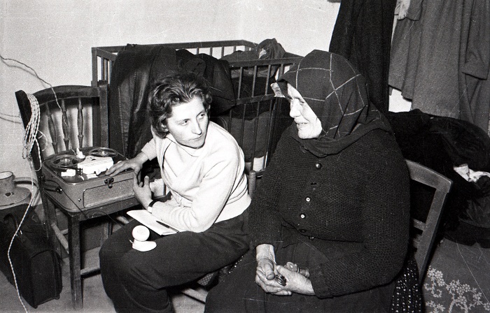 Kriza Ildikó magnetofonfelvételt készít egy idős asszonnyal. Fotó: Franciscy József, Nagybaracska, 1963, fekete-fehér negatív, Néprajzi Múzeum; F 181308