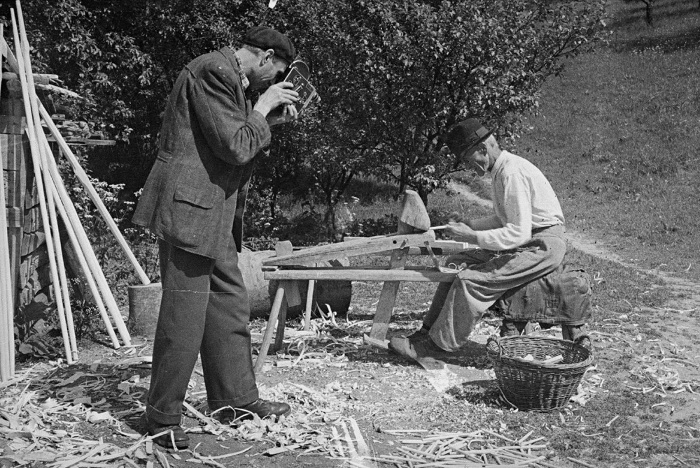 A gereblye (FILM 178) - K. Kovács László gereblyekészítést filmez. Fotó: Réger Endre, 1951, Mátraalmás, fekete-fehér negatív, Néprajzi Múzeum; F 101452