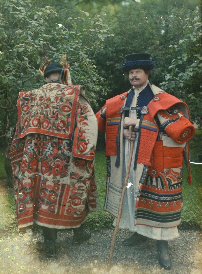 Férfiak egri és szentgáli cifraszűrban (beállított kép),  Budapest, 1920-as évek második fele (FORRÁS: NÉPRAJZI MÚZEUM)