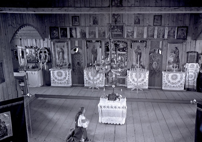 Greek Catholic church interior, the three-armed candelabrum standing in front of its paintings, Körösmező (Jaszinya, Ukraine), photo credit: Ernő Vadas, F 342667