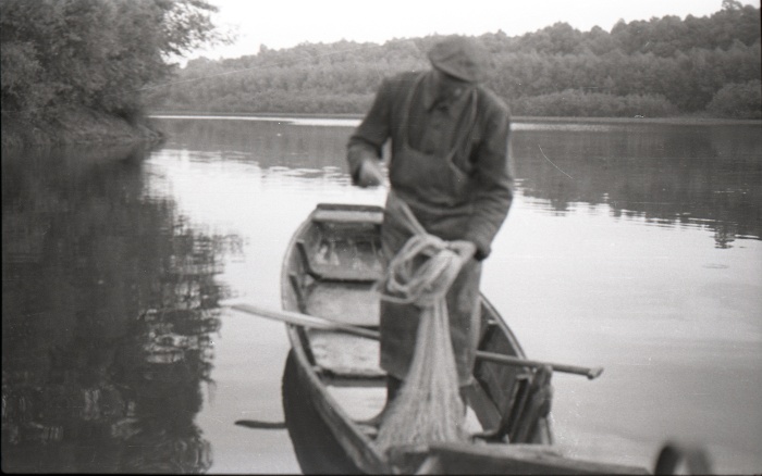 Fishing with a cast net in Baja. The fisherman prepares the handline before casting. NM F182801  Baja, 1952  Photo credit: Zsuzsanna Bene