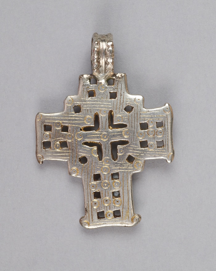 Cross pendant NM 67.76.18. Photo by Krisztina Sarnyai