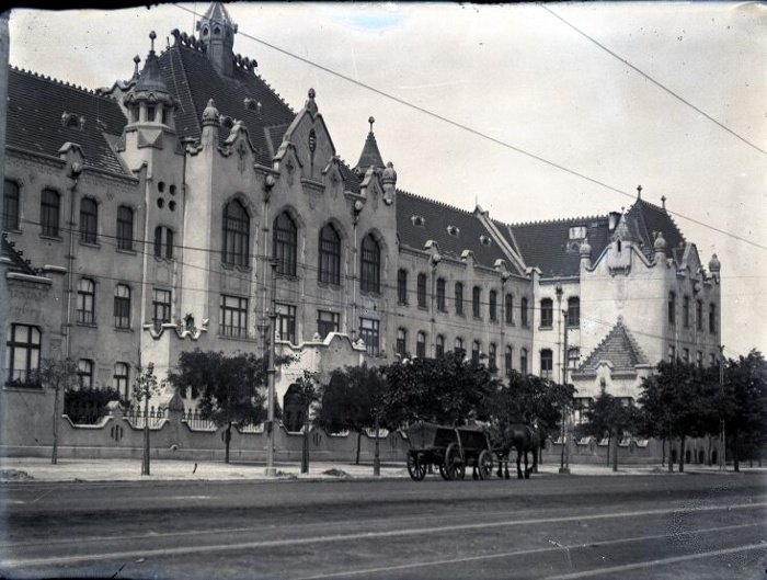 A Néprajzi Múzeum új épülete (egykori  tisztviselőtelepi gimnázium) a Könyves Kálmán körúton (1920-1930-as évek)