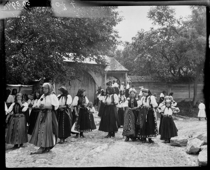 Templomozó lányok, asszonyok 1905, Magyarbikal, Néprajzi Múzeum, F7053