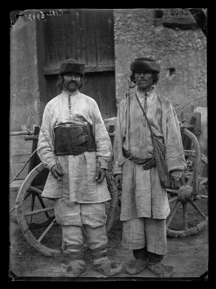 Román férfiak, üvegnegatív, 12x16,5 cm, Jankó János felvétele, Govasdia, 1894, Néprajzi Múzeum, F 192