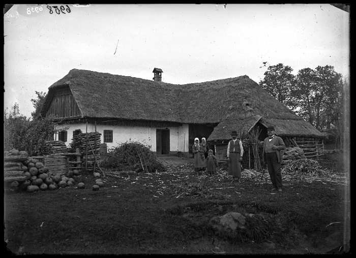 Vend negyedtelkes gazda L-alakban épült, szalmatetős lakóháza, üvegnegatív, 13x18 cm, Jankó János felvétele, Rétállás, 1894, Néprajzi Múzeum, F 203