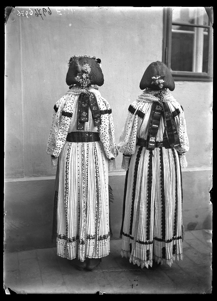 Két sokác leány hátulról, ünnepi öltözetben, díszes hajviseletben, üvegnegatív, 13x18 cm, Jankó János felvétele, Szonta (Szond), 1894, Néprajzi Múzeum, F 221