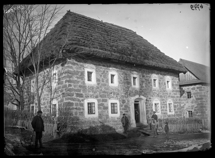 Kőből épült, szalmával fedett, új típusú német ház, üvegnegatív, 13x18 cm, Jankó János felvétele, Handlova (Nyitrabánya), 1895, Néprajzi Múzeum, F 429