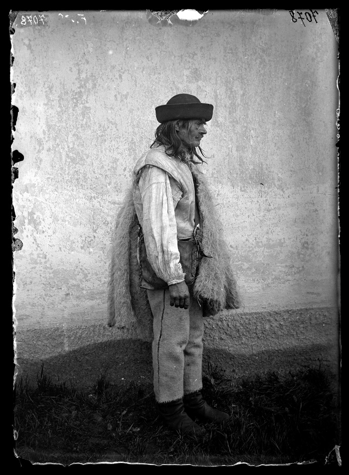 Rutén férfi viselete oldalról, üvegnegatív, 13x18 cm, Jankó János felvétele, Verecke, 1895, Néprajzi Múzeum, F 500