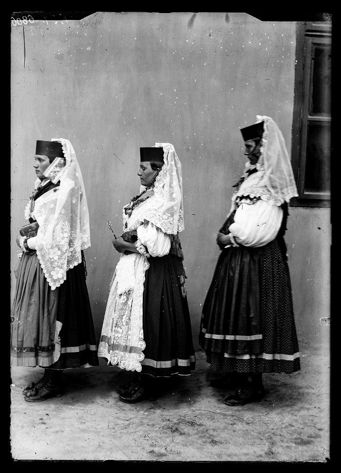 Magyar menyecskék viselete oldalról, üvegnegatív, 13x18 cm, Jankó János felvétele, Csököly, 1894, Néprajzi Múzeum, F 51