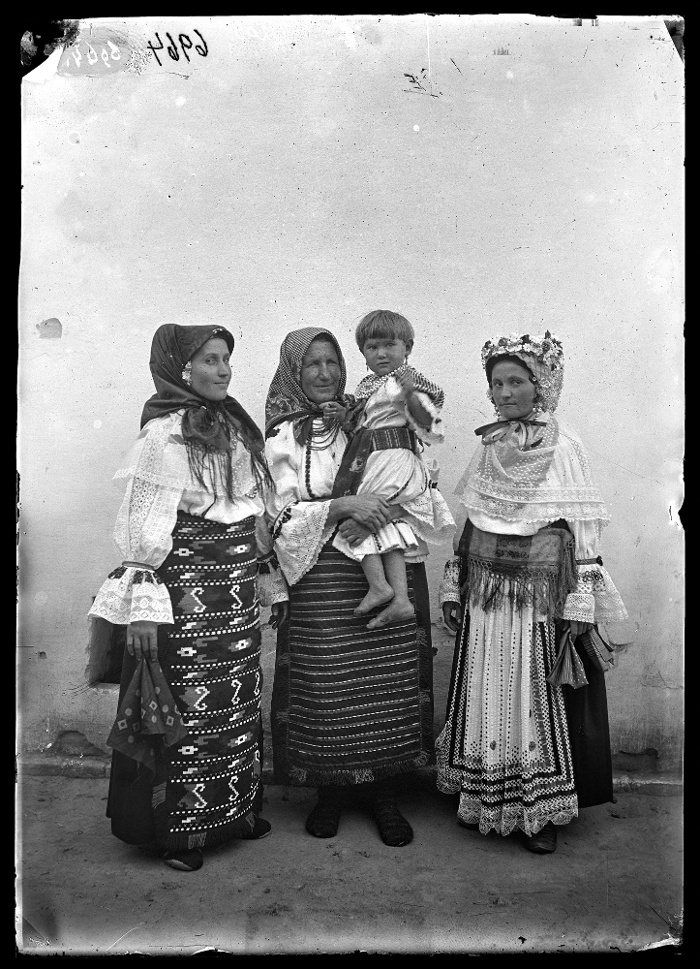 Sokác asszonyok gyermekkel, üvegnegatív, 13x18 cm, Jankó János felvétele, Szántova (Hercegszántó), 1894, Néprajzi Múzeum, F 209