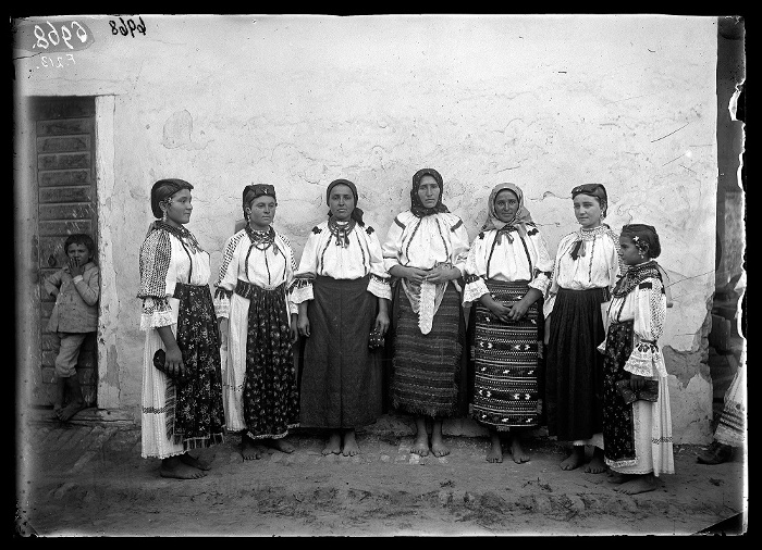 Sokác leányok hétköznapi viseletben, üvegnegatív, 13x18 cm, Jankó János felvétele, Béreg, 1894, Néprajzi Múzeum, F 213