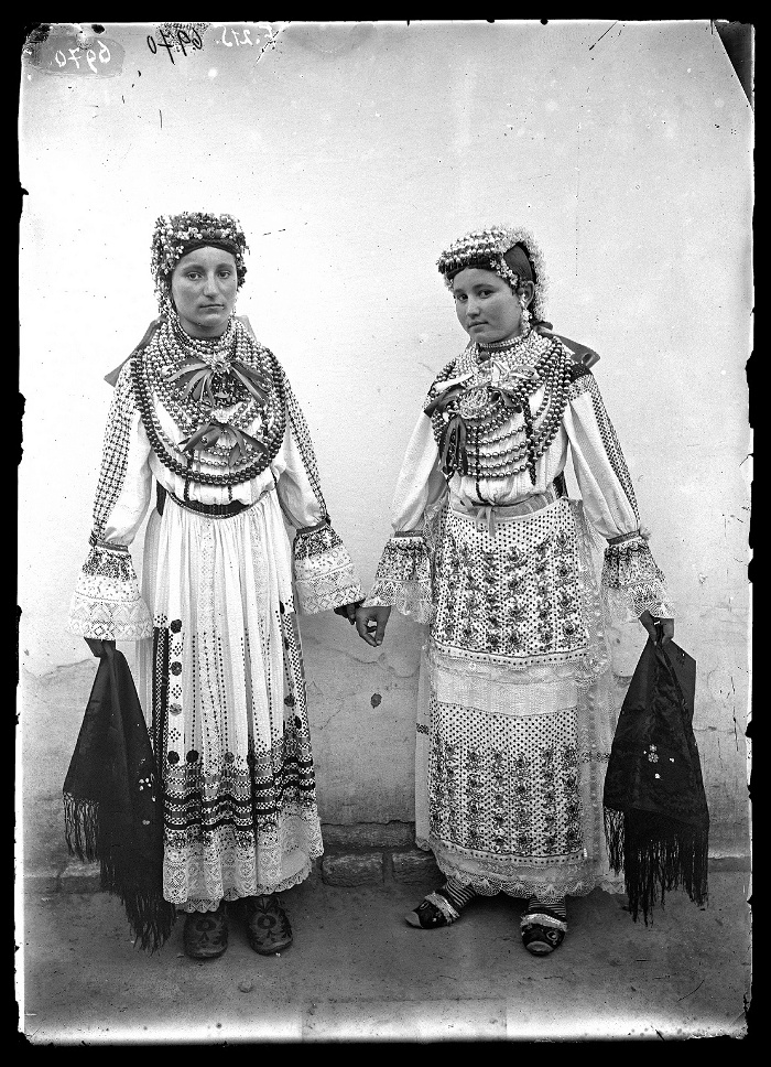 Sokác lányok ünnepi viseletben, üvegnegatív, 13x18 cm, Jankó János felvétele, Szántova (Hercegszántó), 1894, Néprajzi Múzeum, F 215