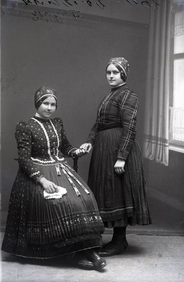 Borsodszemerei fiatalasszonyok, Mezőkövesd, üvegnegatív, 9x12 cm, Weissbach Rilly és testvére, 1910-es évek második fele, Néprajzi Múzeum, F 27913