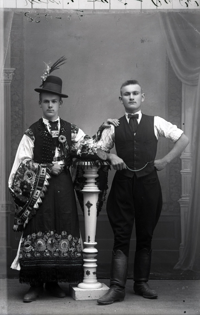 Két legény, az egyik hagyományos matyó viseletben (lobogó ujjú ing, barcikalap, surc, lajbi), a másik polgárias jellegű öltözetben, Mezőkövesd, üvegnegatív, 9x12 cm, Weissbach Rilly és testvére, 1910-es évek első fele, Néprajzi Múzeum, F 27938