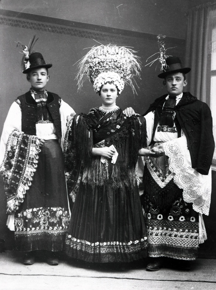 Ádám Mátyás menyasszonyával és vőféllyel, esküvői kép, Mezőkövesd, üvegnegatív, 12x16,5 cm, Weissbach Rilly és testvére, 1910-es évek második fele, Néprajzi Múzeum, F 27333