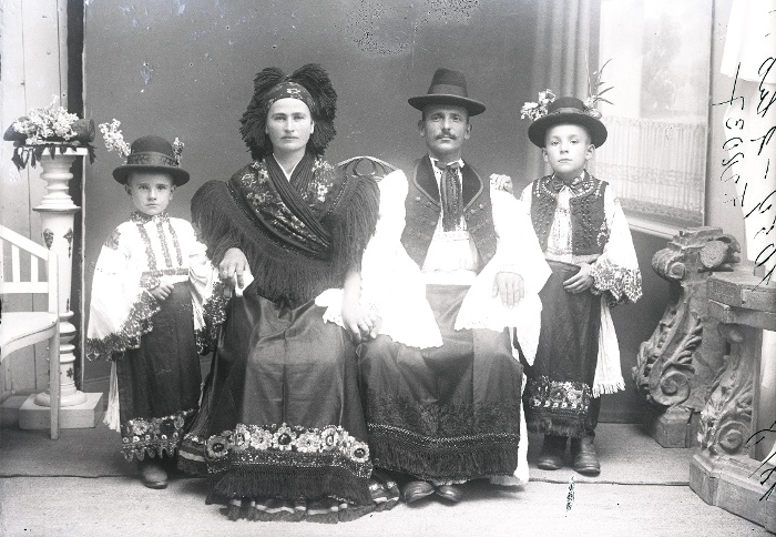 Család matyó viseletben, Mezőkövesd, üvegnegatív, 12x16,5 cm, Weissbach Rilly és testvére, 1910-es évek első fele, Néprajzi Múzeum, F 28037