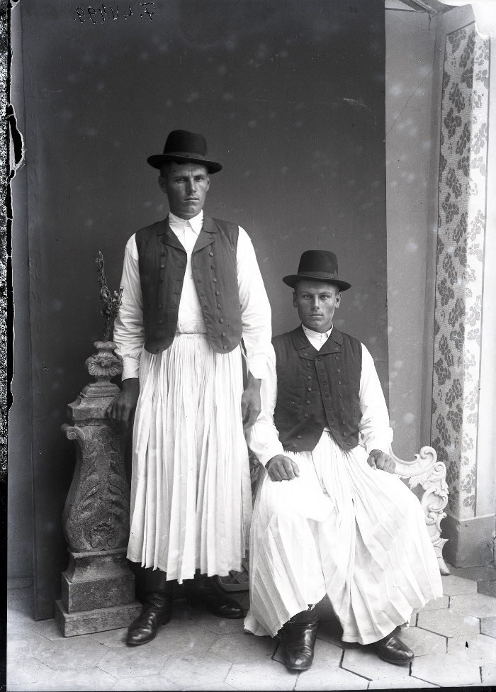 Két férfi hagyományos viseletben: ing, mellény, bőgatya és kalap, Endrőd, üvegnegatív, 13x18 cm, Szabó Imre felvétele, 1910-es évek, Néprajzi Múzeum, F 44499