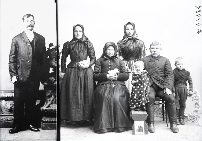 Család, a fronton (?) lévő fiú/édesapa fotója a csoport mellé montírozva, a sámli előtt a felhasznált fotográfia pozitív változata látható, Endrőd, üvegnegatív, 13x18 cm, Szabó Imre felvétele, 1910-es évek második fele, Néprajzi Múzeum, F 44481