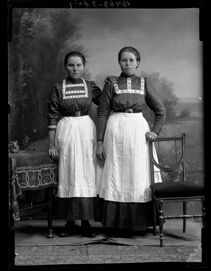 Két fiatal nő, Kecskemét, üvegnegatív, 13x18 cm, Fanto Bernát felvétele, 1910 körül, Néprajzi Múzeum, F 47167