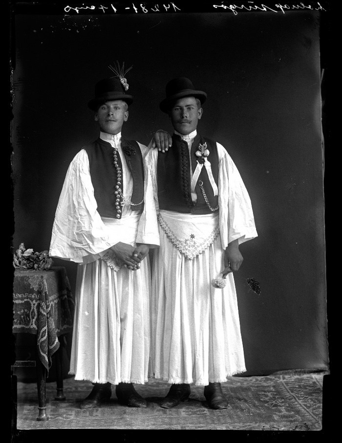 Két legény bőujjú ingben, lajbiban és bőgatyában, Kecskemét, üvegnegatív, 13x18 cm, Fanto Bernát felvétele, 1910 körül, Néprajzi Múzeum, F 47184