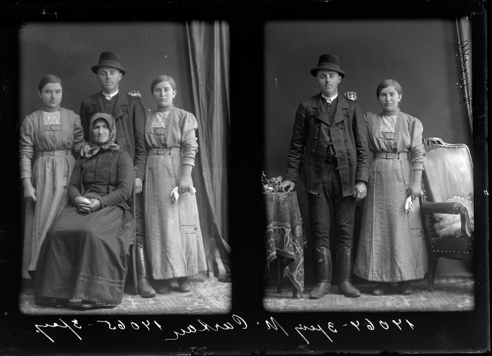 Családi fotók – az egyiken édesanya lányaival és egyikük vőlegényével (?), a másikon a lány és vőlegénye (?) – jól látszik a kellékek átrendezése és használata, Kecskemét, üvegnegatív, 13x18 cm, Fanto Bernát felvétele, 1910 körül, Néprajzi Múzeum, F 47180a és F 47180b