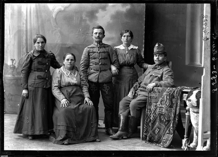 Család, köztük egy katona és egy huszár (?), Kecskemét, üvegnegatív, 13x18 cm, Fanto Bernát, 1910-es évek második fele, Néprajzi Múzeum, F 46972