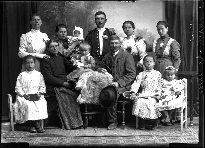 Több generációs család, Kecskemét, üvegnegatív, 13x18 cm, Fanto Bernát, 1910-es évek, Néprajzi Múzeum, F 47219