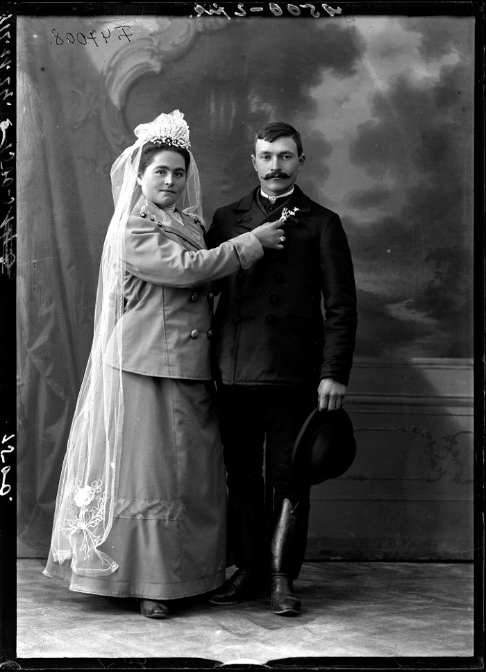 Menyasszony és vőlegény, Kecskemét, üvegnegatív, 13x18 cm, Fanto Bernát, 1910-es évek, Néprajzi Múzeum, F 47008