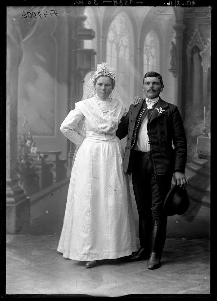 Menyasszony és vőlegény, Kecskemét, üvegnegatív, 13x18 cm, Fanto Bernát, 1910-es évek második fele, Néprajzi Múzeum, F 47006