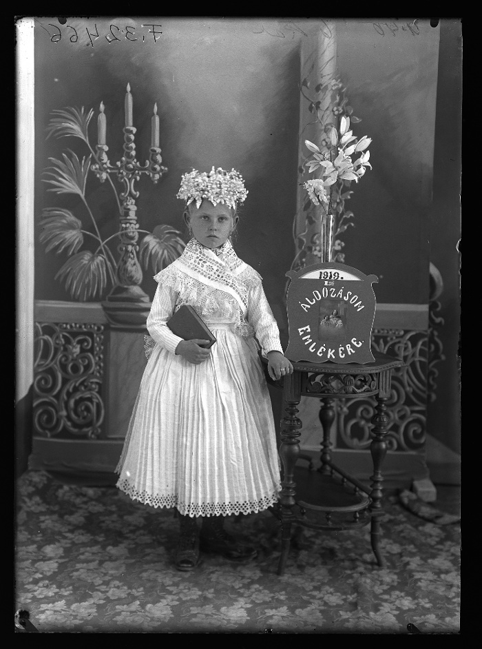 Elsőáldozó kislány, Rákospalota, üvegnegatív, 12x16,5 cm, Borsy Béla felvétele, 1919, Néprajzi Múzeum, F 32466
