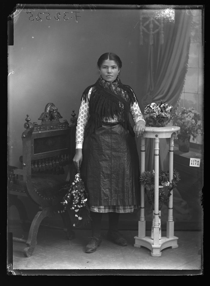 Lány jellegzetes palotai öltözetben, Rákospalota, üvegnegatív, 12x16,5 cm, Borsy Béla felvétele, 1911-1920 között, Néprajzi Múzeum, F 32525