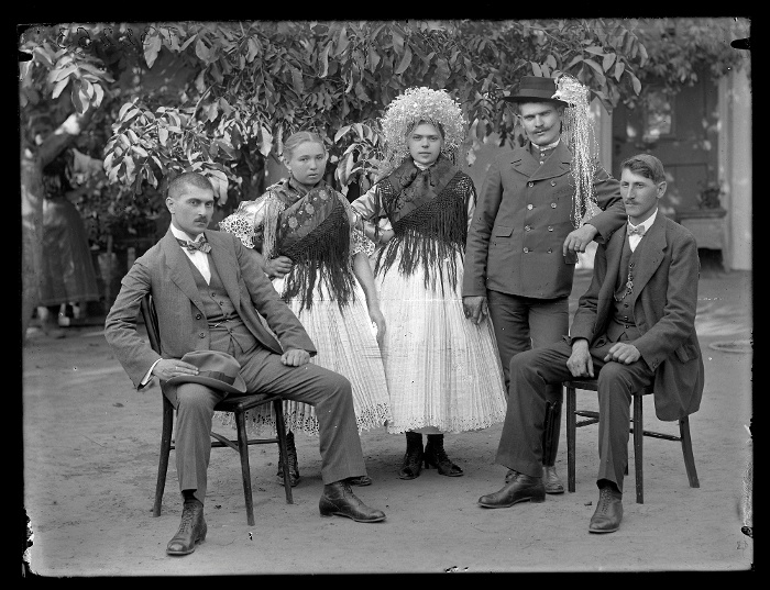 Esküvő alkalmával készített csoportkép a műterem udvarán (?), Rákospalota, üvegnegatív, 16x21 cm, Borsy Béla felvétele, 1911-1920 között, Néprajzi Múzeum, F 32263