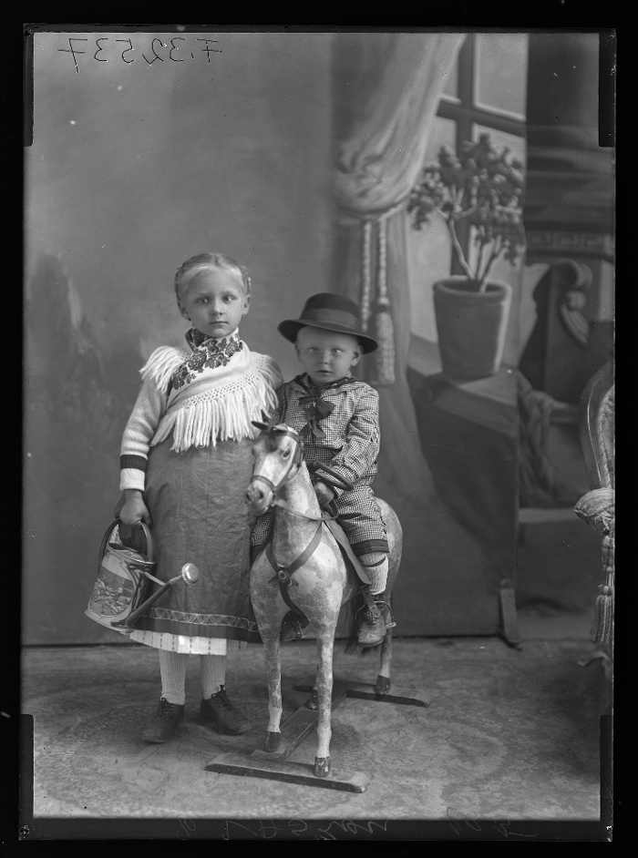 Kislány és kisfiú, Rákospalota, üvegnegatív, 12x16,5 cm, Borsy Béla felvétele, 1911-1920 között, Néprajzi Múzeum, F 32537