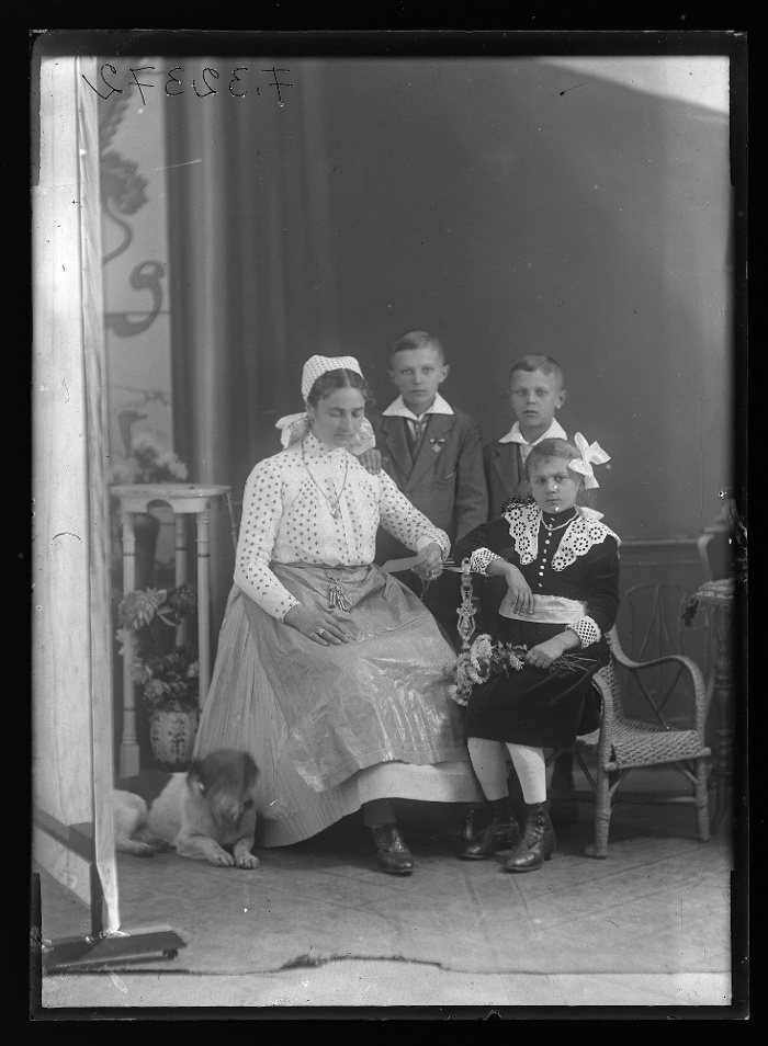 Fiatalasszony három gyerekkel, kezében feltehetően a férj frontról küldött levele, Rákospalota, üvegnegatív, 12x16,5 cm, Borsy Béla felvétele, 1914-1919 között, Néprajzi Múzeum, F 32372