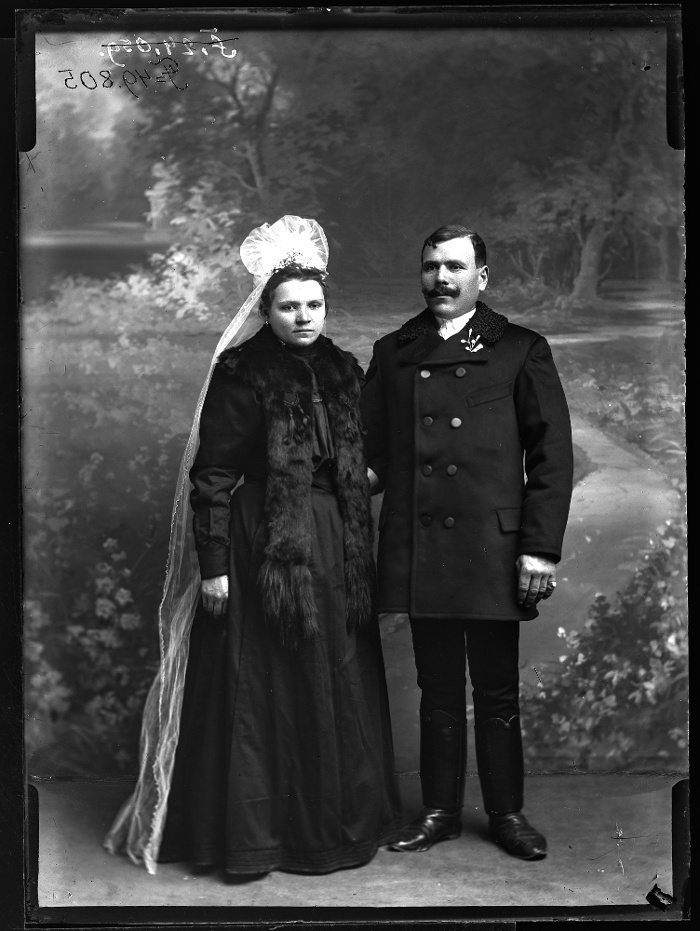 Esküvő alkalmával készült felvétel, a menyasszony fekete ruhában, Cegléd, üvegnegatív, 12x16 cm, Mózer Aladár és Rudda Imre felvétele (?), 1919 körül (?), Néprajzi Múzeum, F 49805