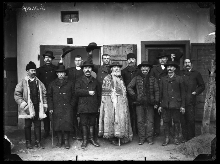 Férfiakról készült csoportkép, egyikük hímzett subában, Cegléd (?), üvegnegatív, 18x24 cm, Mózer Aladár (?) felvétele, 1910 körül, Néprajzi Múzeum, F 49763