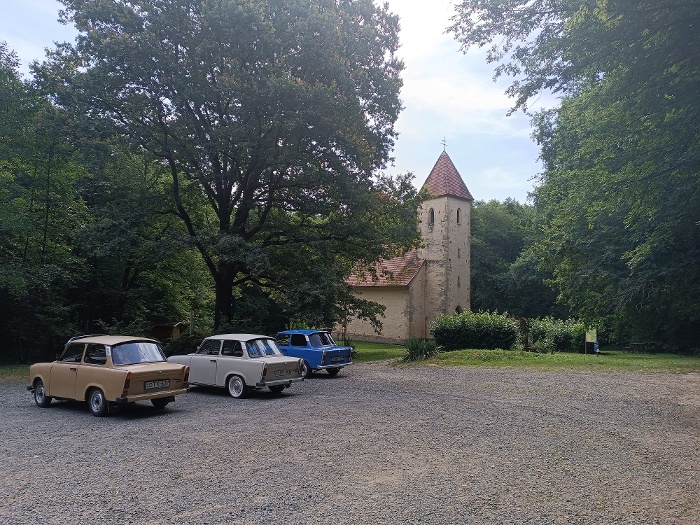 Búcsúzás a nevezetes veleméri templomtól, amelyet éppen egy trabantos társaság látogatott meg