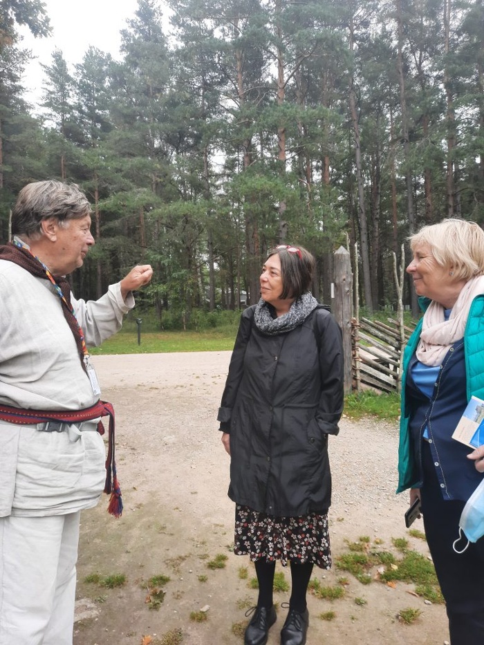 Animátor ad kertészkedési tanácsokat az Észt Szabadtéri Múzeumban