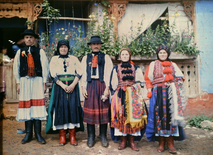 Fotó: Ünnepi ruhába öltözött csoport. Györffy István felvétele, Méra, 1907-1912 között. Autokróm üveglemez, 13x18 cm. Néprajzi Múzeum, D 4973