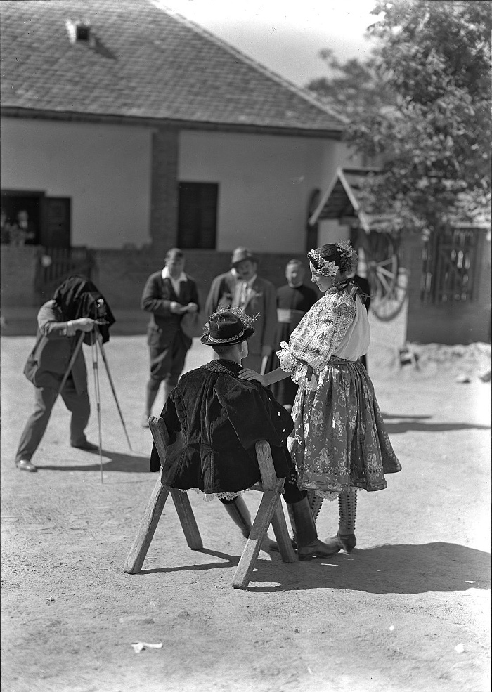 Fotó: Fényképezés. Magyar Fim Iroda felvétele, Magyarsarlós, 1929. Üvegnegatív, 13x18 cm. Néprajzi Múzeum, F 157337