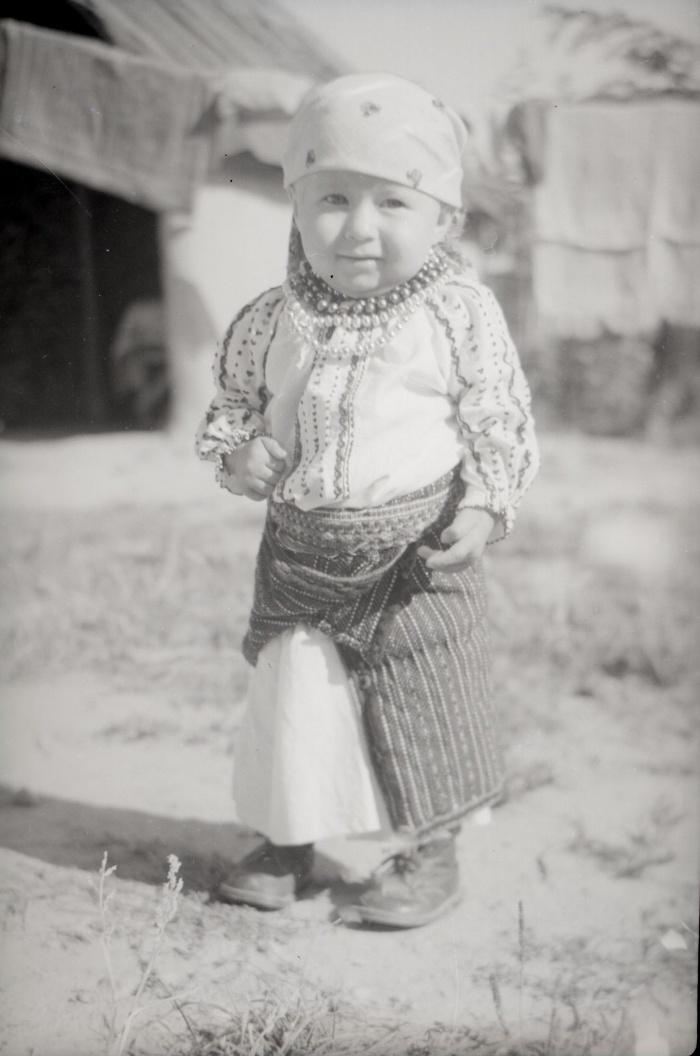 3. kép: Csángómagyar kislány ünneplő ruhában, 1964. Lészped, Románia