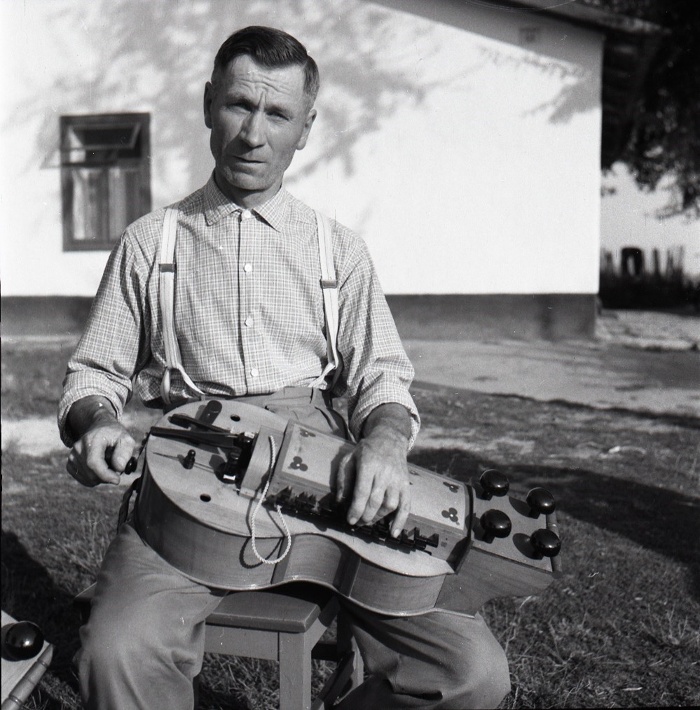 Bársony Mihály tekerőn játszik, NM F 195852