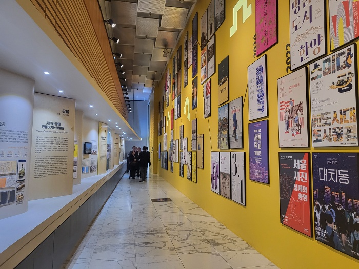 A Történeti Múzeum állandó kiállításán az intézmény korábbi tárlatainak a plakátjai is megjelennek